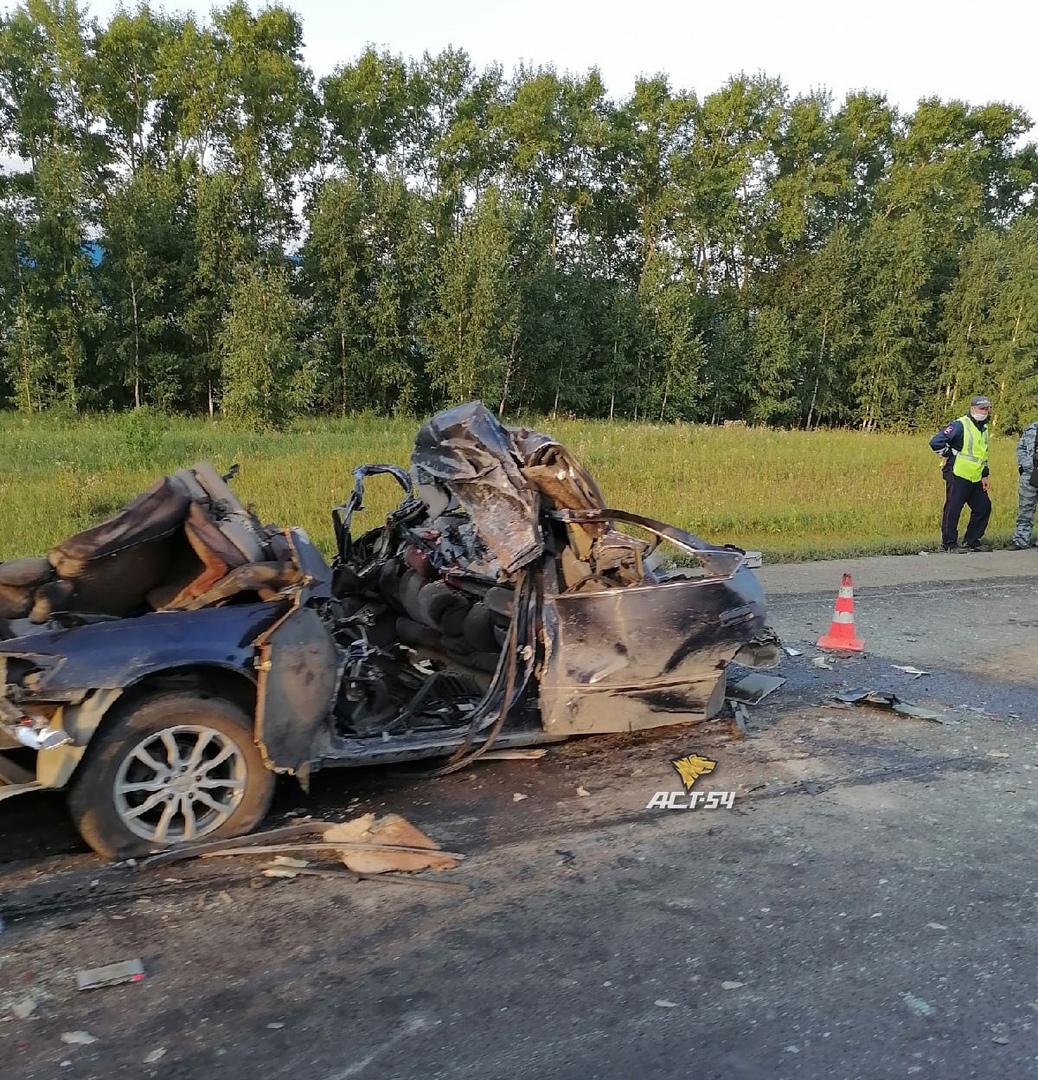 Фото Четыре человека погибли в зажатой между грузовиками «Тойоте» под Новосибирском 2